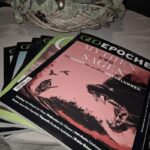 Stapel GEO Epoche Magazine mit Fokus auf Mythenthemen vor einem Kranz.