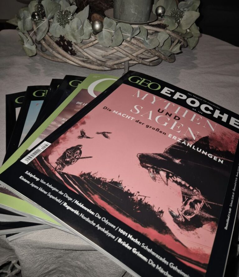 Stapel GEO Epoche Magazine mit Fokus auf Mythenthemen vor einem Kranz.